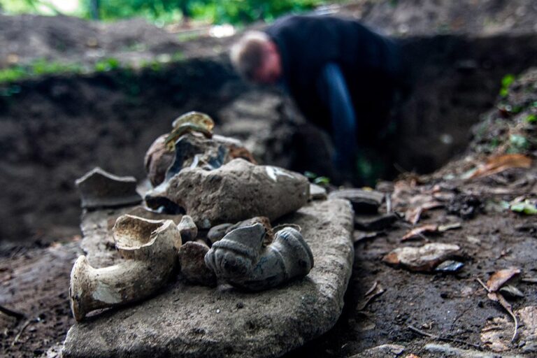 «Чорний археолог» намагався реалізувати тисячолітні знахідки, виявлені в лісі на Львівщині