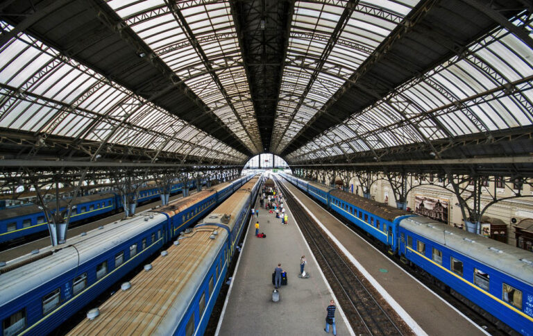 Затримки потягів до Львова внаслідок обстрілу з Росії