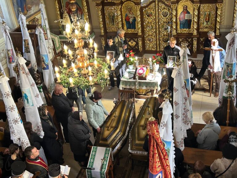 Вибірки Львівщини: прощання з матір’ю та донькою, що стали жертвами ракетного удару 5 жовтня. Фото.