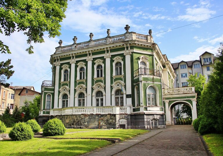 У Дрогобичі представлено стародавні лицарські броні
