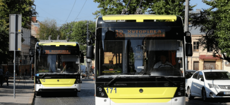 У Львові ремонтують крайні смуги мосту на Кульпарківській: зміни в русі одного з тролейбусів.