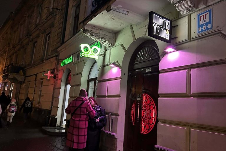 Львів запровадив заборону на підсвітку реклами під час комендантської години