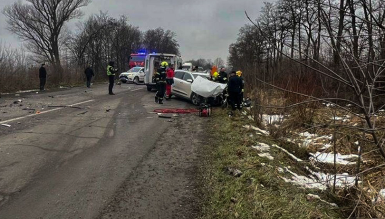 На околицях Дрогобича маршрутка потрапила в аварію: шість осіб постраждали
