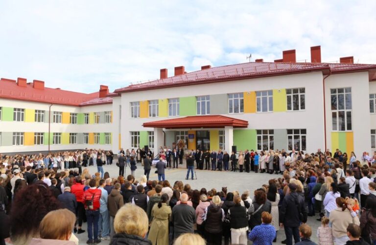 Під Львовом урочисто відкрили школу, зведену майже за десять років.