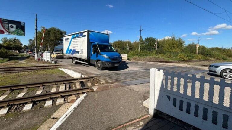 У Львові завершили ремонт і відкрили новий залізничний переїзд