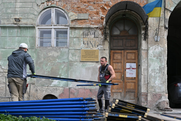 У Львові обговорюють відновлення фасаду театру Заньковецької, але наразі зібрано лише 3% від потрібної суми.