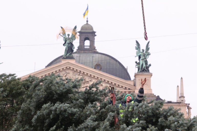 У Львові відкрили центральну ялинку до Різдва – дивіться фото!