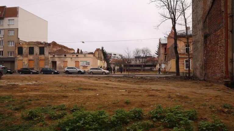На території зруйнованих будівель розпочнеться створення громадського простору наступного року.