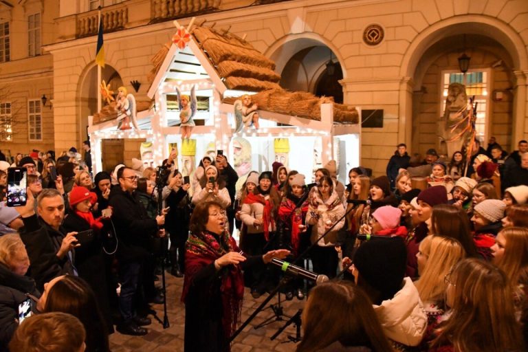 У Львівській площі Ринок з’явилася нова різдвяна шопка (фото)
