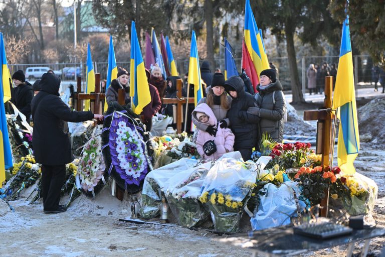 На території почесних поховань у Львові хор «Гомін» виконав Скорботну коляду. Фото звіту.