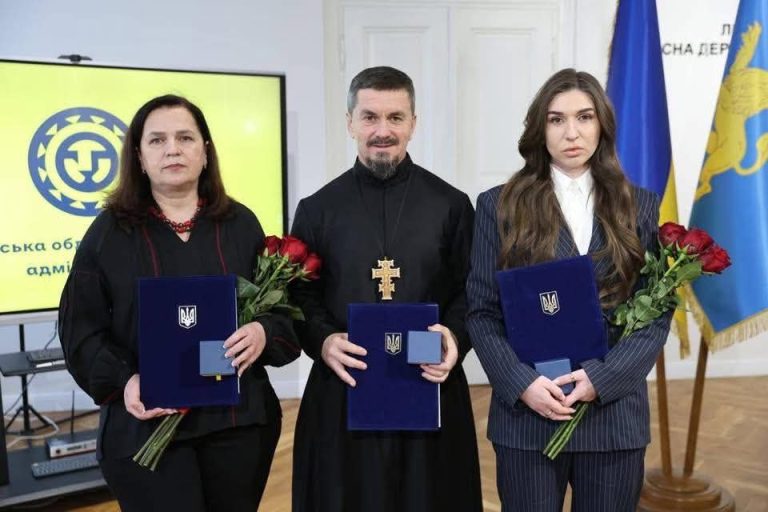 Трьом волонтерам з Львівщини вручили Президентську відзнаку «Золоте Серце»