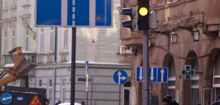У Львові на двох перехрестях світлофори тимчасово функціонують у режимі жовтого миготіння.