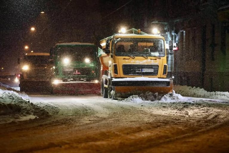 Ось кілька варіантів для вашого заголовка:

1. Нічне очищення доріг: яким буде новий підхід
2. Як працюватимуть нічні команди з очищення доріг
3. Вночі на службі: інновації в очищенні доріг
4. Нічні експедиції: як очистять дороги від сміття
5. Таємниці нічного очищення доріг: що потрібно знати

Оберіть той, який вам більше до вподоби!