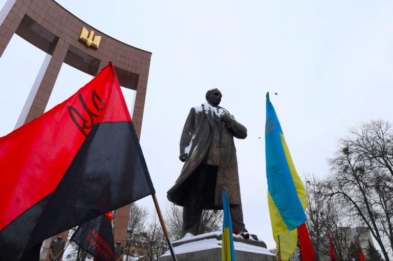 У Львові відбулося вшанування Степана Бандери: містом пройшла смолоскипна процесія.