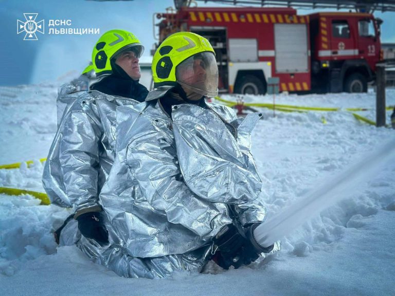 У Львівській області триває ліквідація наслідків пожежі внаслідок російського нападу