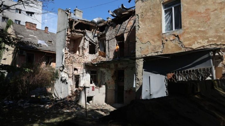 Міська влада зупинила фінансування тимчасового житла для потерпілих від руйнувань на вул. Степанівни.