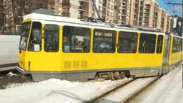 На вул. Княгині Ольги трамвай зійшов із рейок