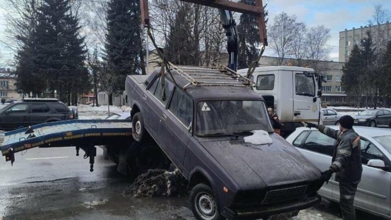 У Львові сім покинутих автомобілів евакуювали на арештмайданчик працівники поліції