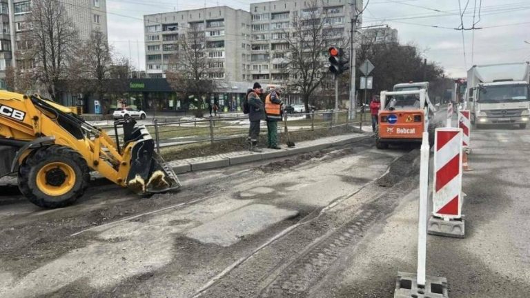 У Львові ліквідовують аварійні ями на дорогах: де працюватимуть ремонтні бригади