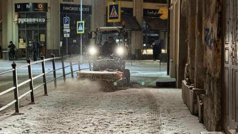 Львів під сніговим покровом: комунальні служби працювали до світанку