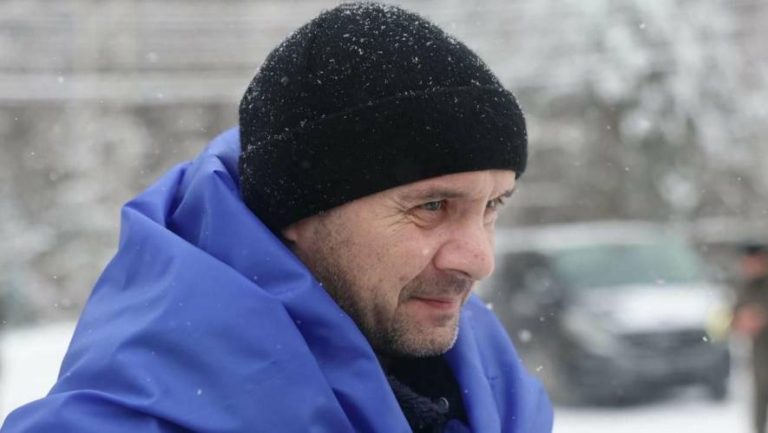 Повернувся з полону, але офіційно вважався мертвим: сім’я бійця змушена повернути державні виплати