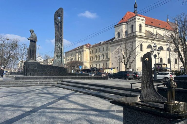 У центрі Львова закликають приєднатися до спільної молитви