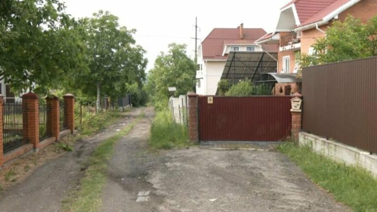 У Малехові зняли паркан, що двадцять років блокував комунальну дорогу