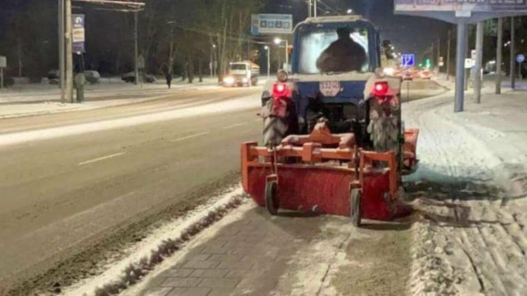 Через повернення зими у Львові вночі мобілізували 70 одиниць техніки та понад 1 200 двірників