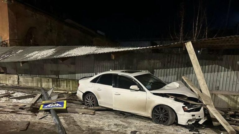 Нетверезий водій Audi спричинив аварію у Львові під час комендантської години