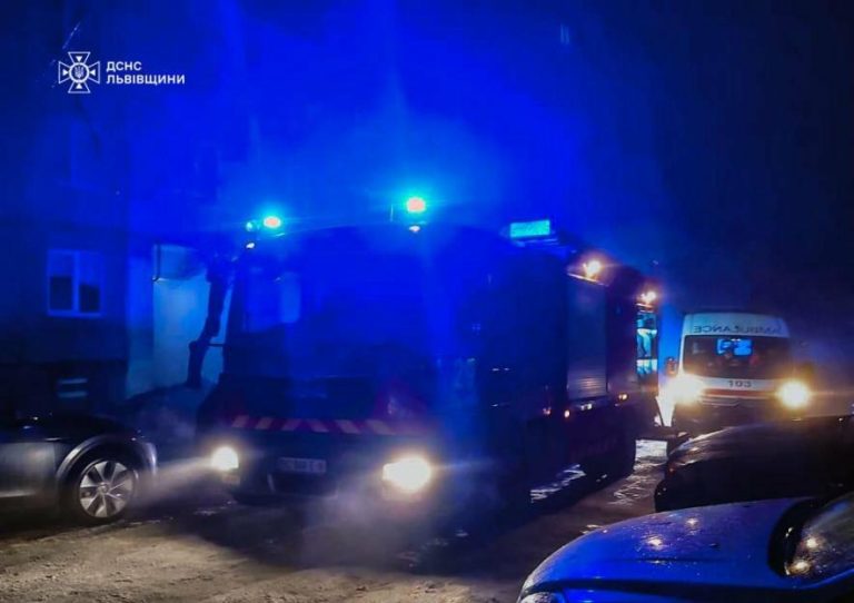 Нічна пожежа у львівській багатоповерхівці: одна людина загинула, 21 врятовано — ФОТО