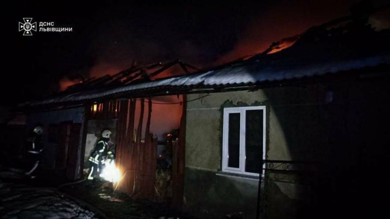 На Львівщині пильність сусіда допомогла вчасно загасити пожежу