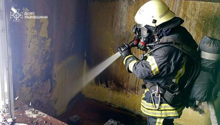 На Львівщині під час пожежі вогнеборці вивели з палаючого будинку 17-річну дівчину та її дідуся