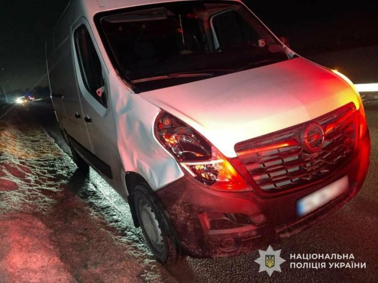 На Львівщині автомобіль Opel збив 64-річного пішохода, потерпілого госпіталізували — ФОТО