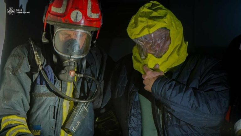 Через сильне задимлення у центрі Львова рятувальники евакуювали шістьох осіб — ФОТО