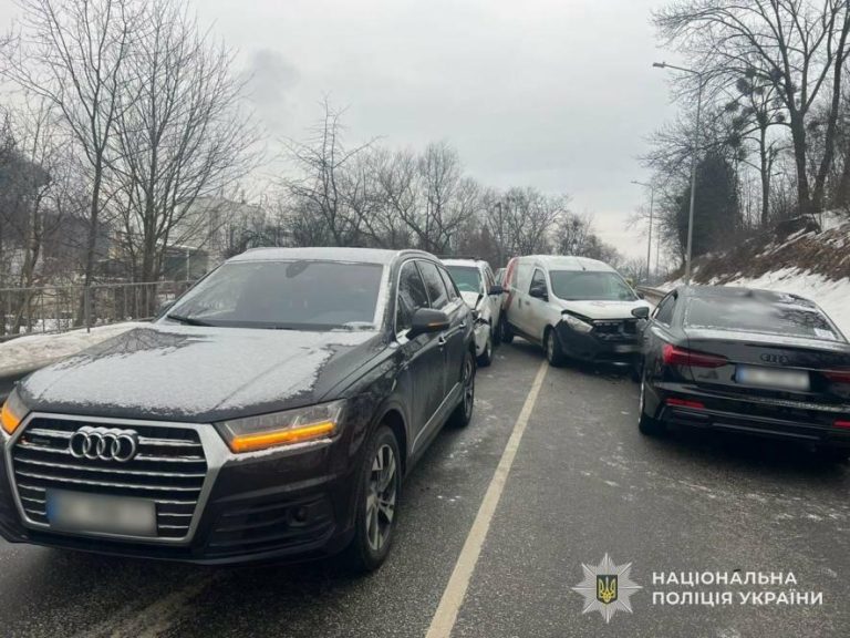 Аварія на Личаківській у Львові: зіткнулися два авто, травмована водійка Audi — ФОТО