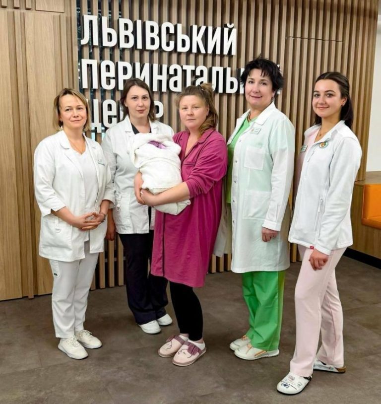 44-річна жінка здійснила мрію — народила першу дитину природними пологами