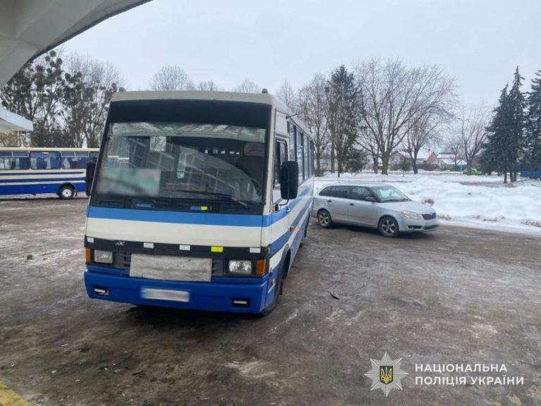 У Львові автобус врізався в легковик, постраждала 69‑річна пасажирка — ФОТО