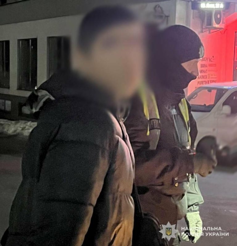 Трьох підозрюваних у розбійному нападі на пенсіонерку на проспекті Чорновола затримали у Львові — ФОТО