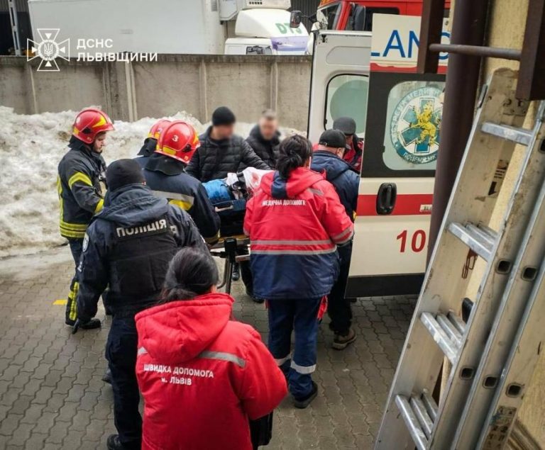 У Львові госпіталізували чоловіка після падіння з шестиповерхівки — ФОТО