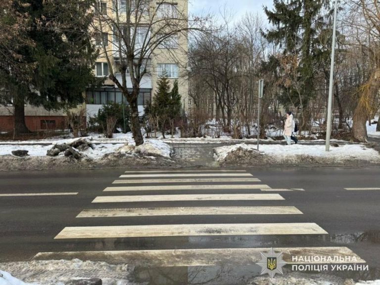 У Львові на пішохідному переході Mercedes наїхав на 71-річну жінку — ФОТО