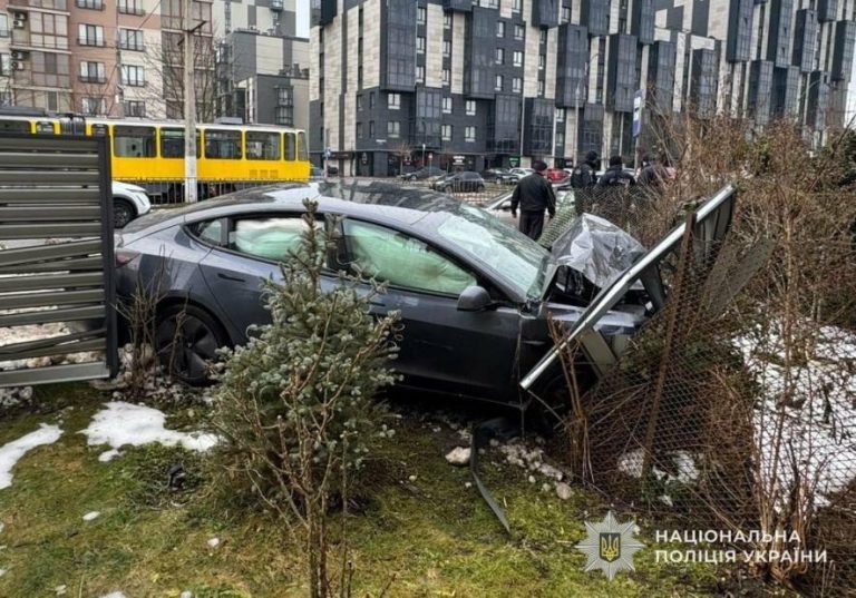 У Львові в ДТП за участі Tesla постраждали троє людей