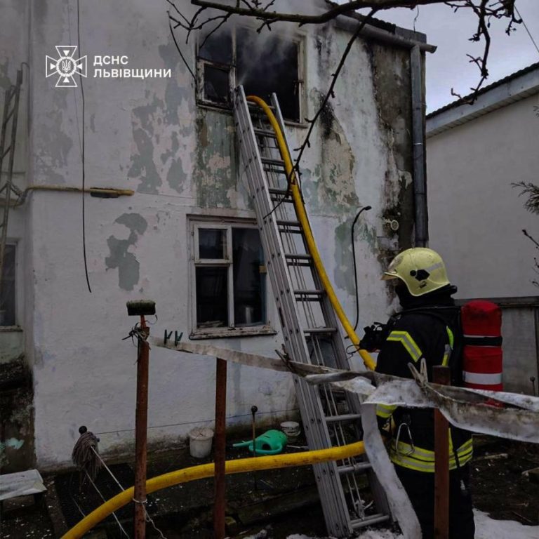 Під час пожежі на Львівщині син витяг батьків з вогню, одного чоловіка госпіталізували