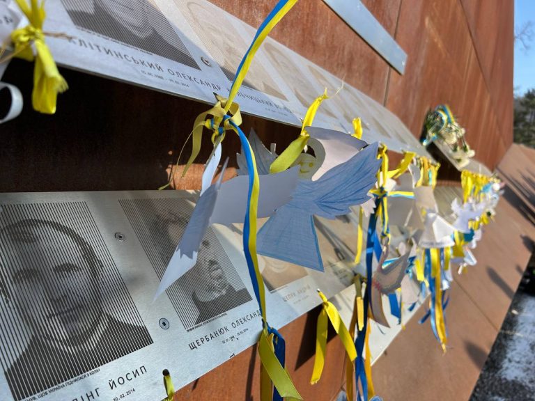 Львівці вшанували Героїв Небесної Сотні під час акції «Ангели пам’яті» в центрі міста