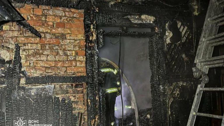 Рятувальники майже дві години приборкували вогонь у дерев’яному будинку на Львівщині