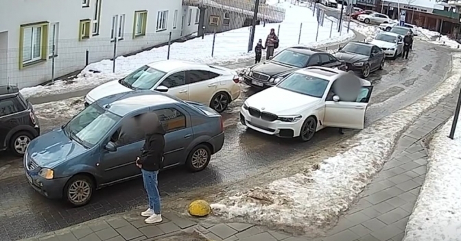 У Львові оштрафували чоловіка, який лаївся на водія через зупинку під час хвилини мовчання