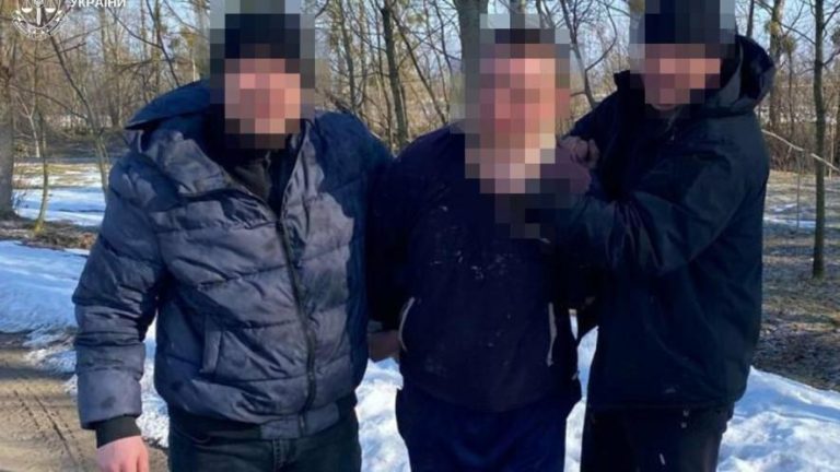 На Львівщині чоловіку повідомили про підозру за сховання наркотиків у дуплах дерев