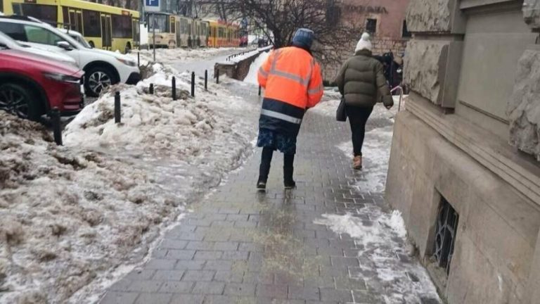 Після дощу у Львові утворилася сильна ожеледиця — мешканців просять бути обережними