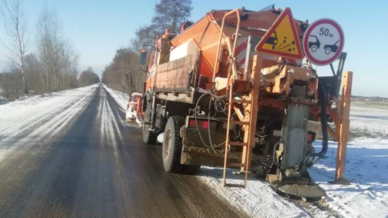 Через негоду на Львівщині ускладнено рух — водіїв закликають до обережності