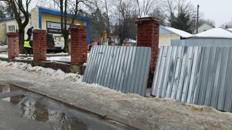 У Львові знесли самовільний паркан біля ТЦ через відсутність дозволів та оренди