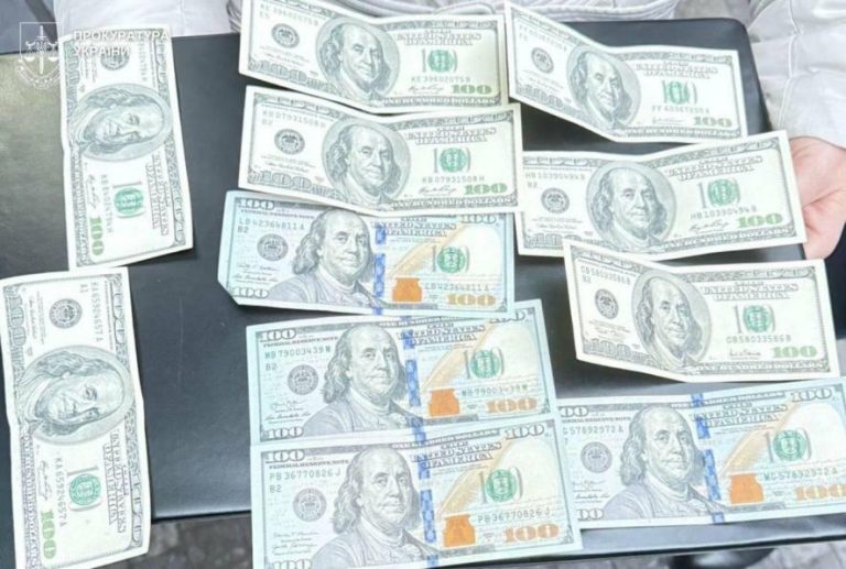 Львів’янин намагався підкупити митника 1100 доларів за ввезення комплектуючих для сонячних панелей